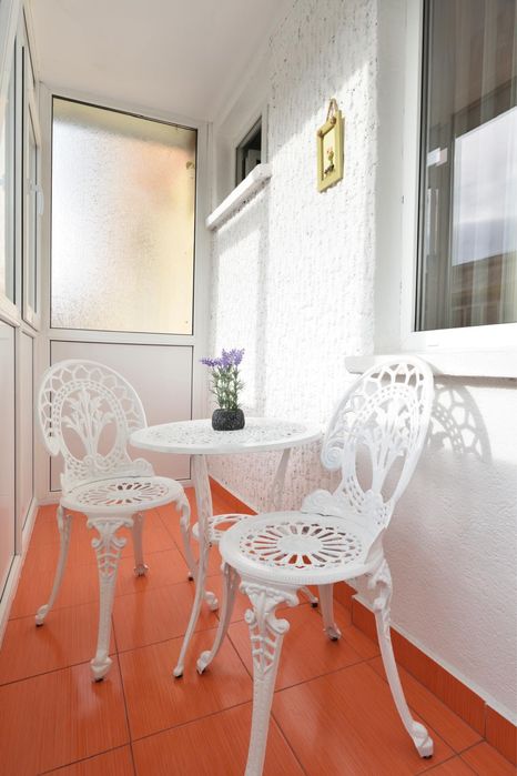 Ofer spre inchiriere apartament cu 2 camere, mobilat si utilat, aproape de Scoala nr.2