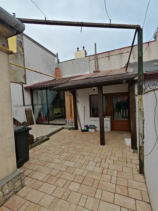 Ofer spre închiriere casa cu 3 camere, aproape de plajă