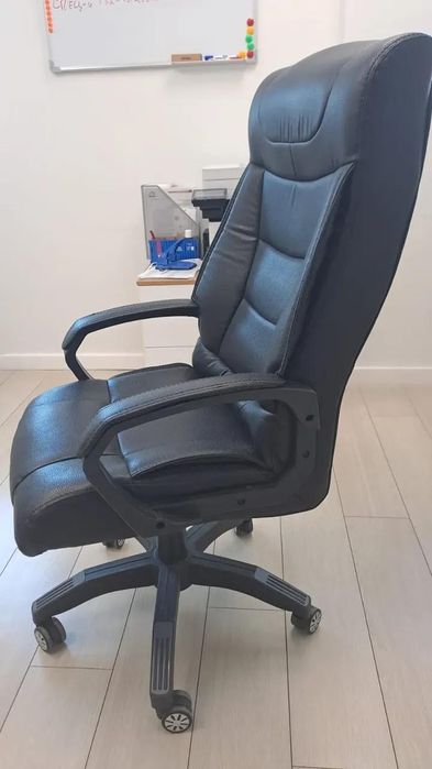 Продам кожаное офисное кресло