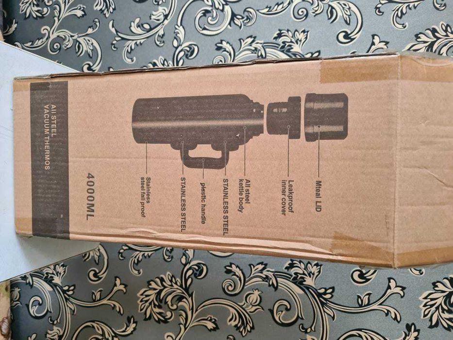 Продам новый термос для напитков 4 литра.