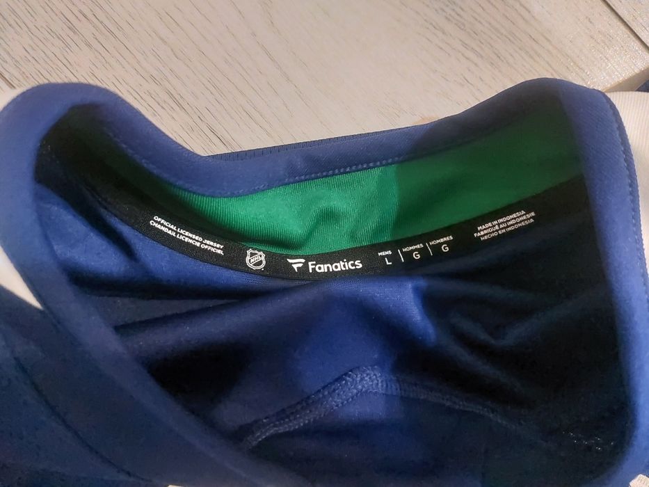 Jersey NHL Vancouver Canucks, Marimea L bluza este noua cu etichetă mi