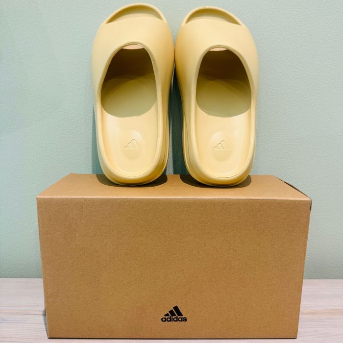 Super Reducere ! Yeezy Slide - Desert Sand (Galben)