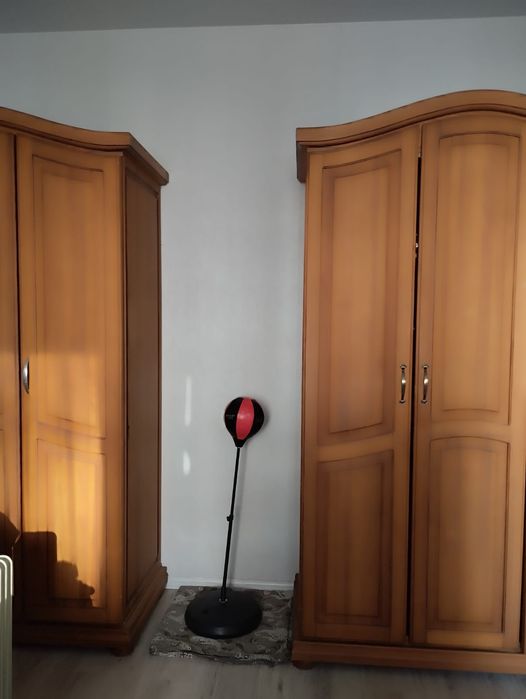 Шкаф из чистого дерева.