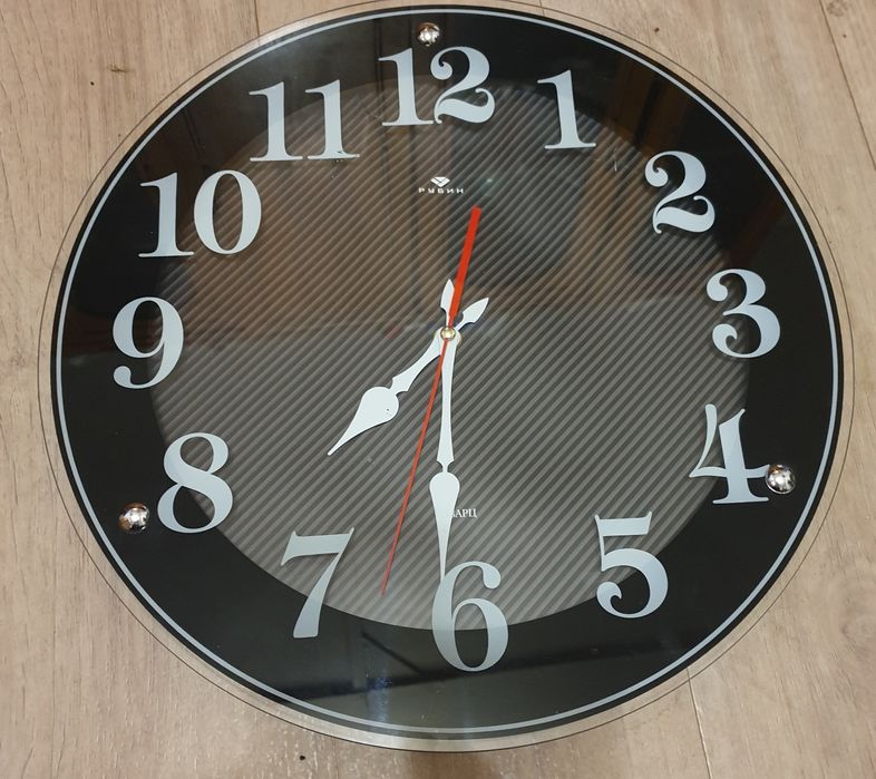 Продам настенные кварцевые часы.