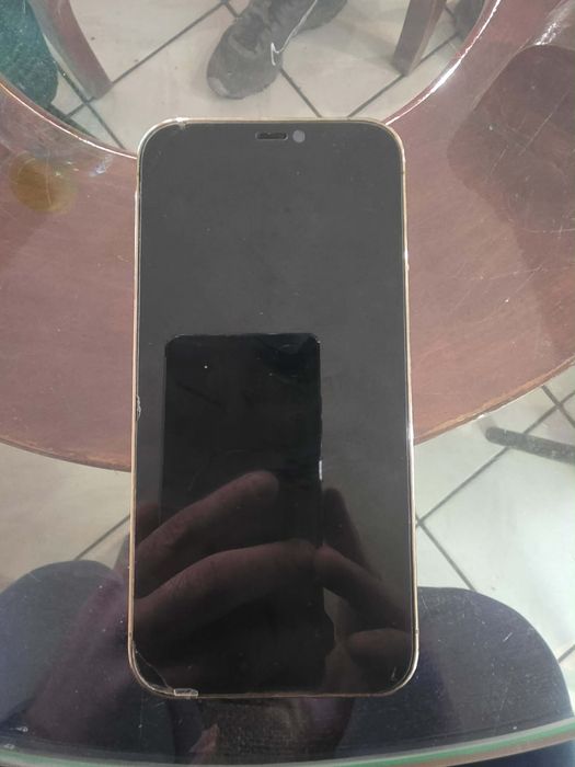 Продавам iPhone 12 pro gold