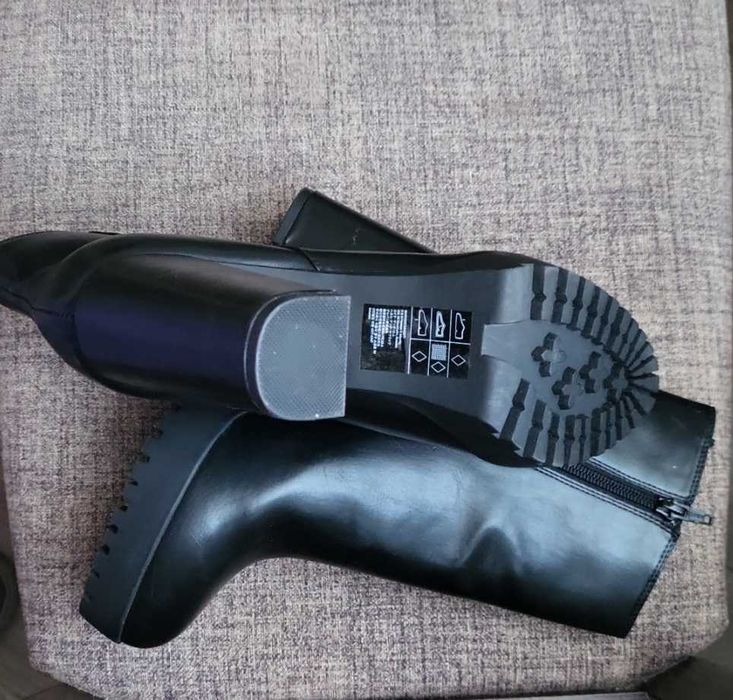 черни боти на ток от HM