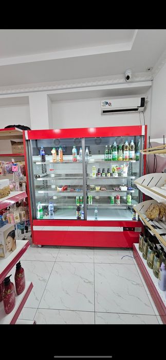 Продается витринный холодильник
