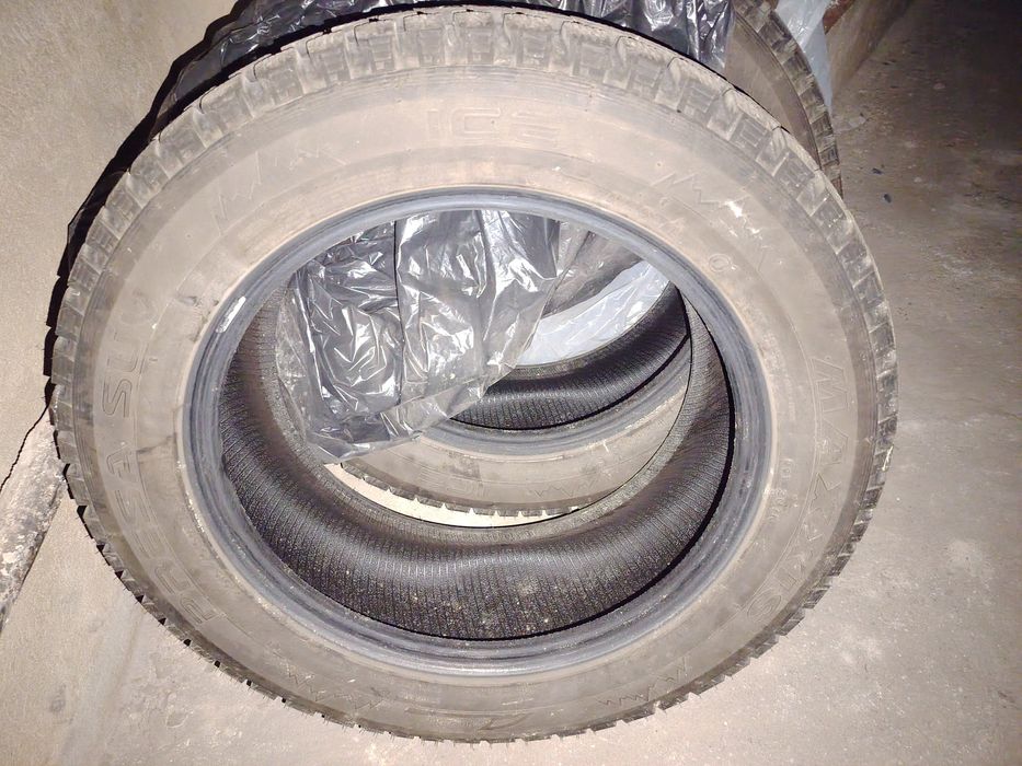 Продам комплект шин на кроссоверр
