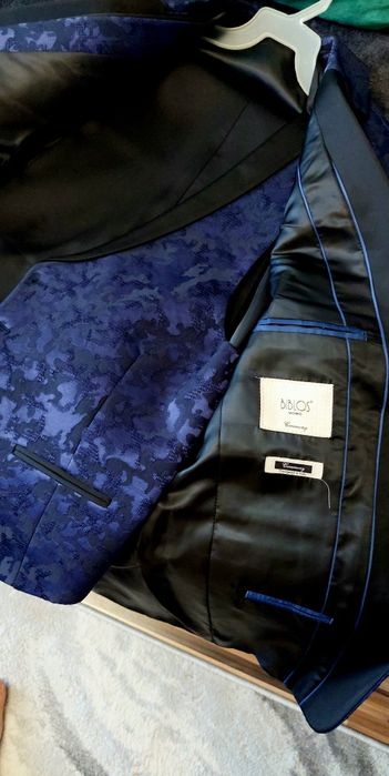 Vând costum marimea 52 slim fit!