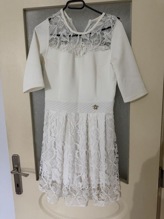 Елегантна бяла дамска рокля с дантела