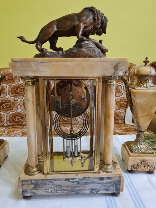 Vand ceas de semineu din marmura cu statuie de bronz