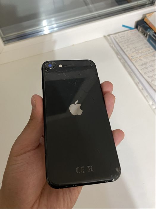 Продам айфон Се2020