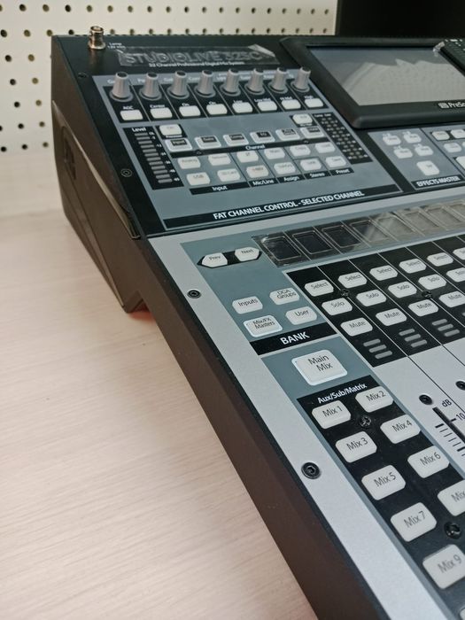 Звуковой микшерный консоль