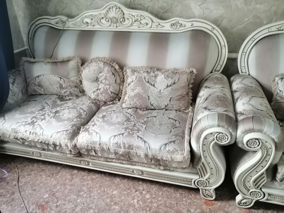 Белый деван в хорошым состояние