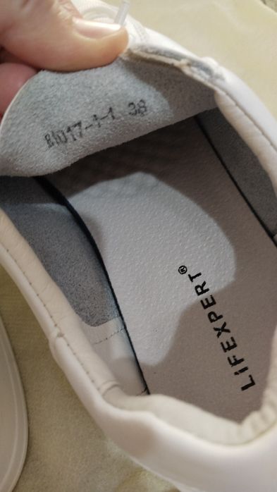 Продам белые кроссовки