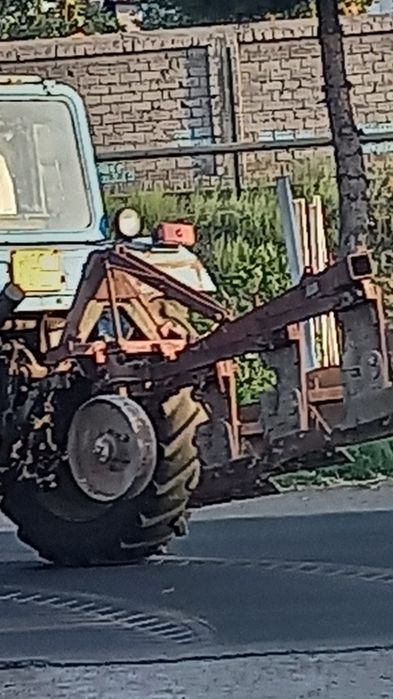 Трактор ва кушимча агрегатлар сотилади