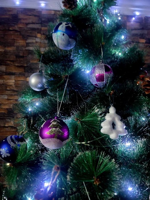 В новом состояние 2,5 метровая ёлка с игркшками и новой герляндой