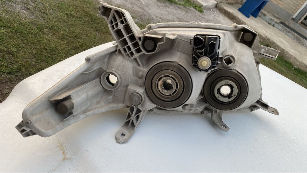 Фара левый от тайота хайлендер