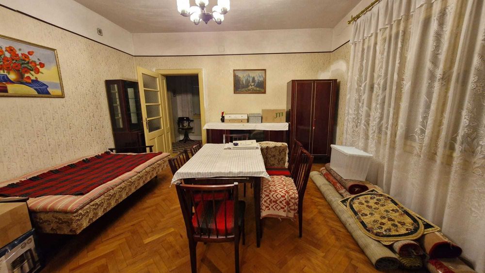 Casă cu 4 camere, teren de 1000 mp, curte 437 mp, suprafata utila 92 mp.