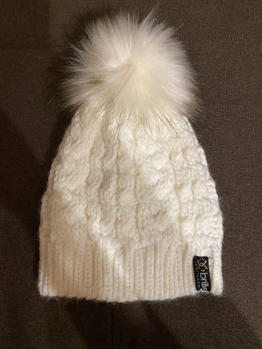 Зимна бяла шапка