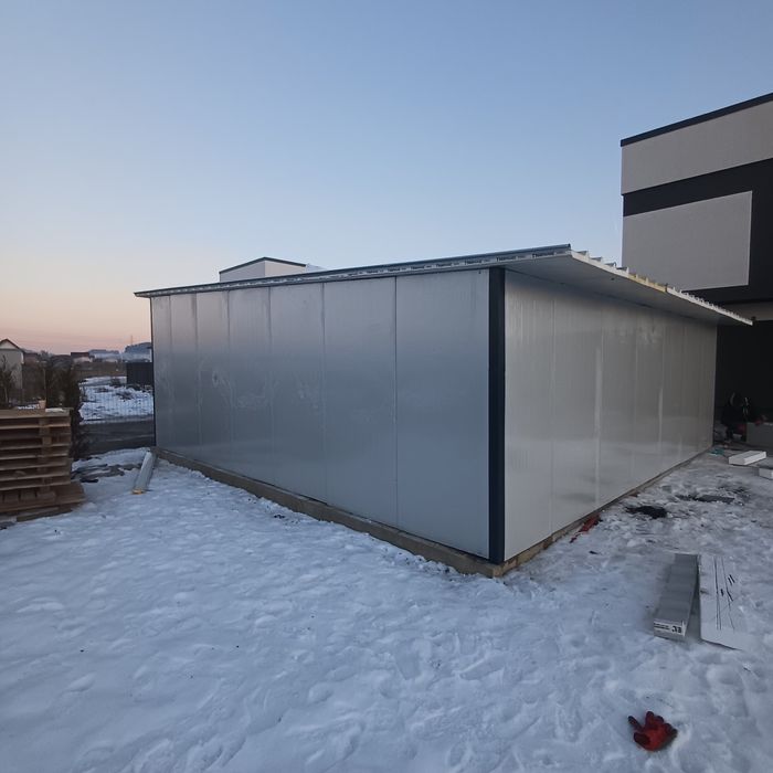 Vand garaj auto pe structura metalica