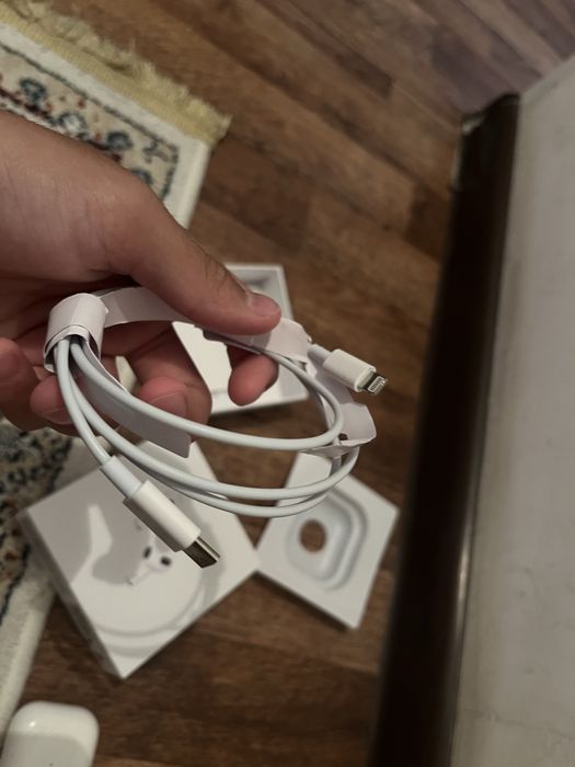 AirPods оригинал почти новые