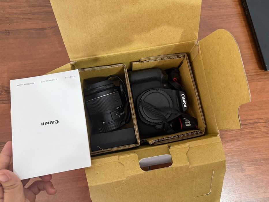 Canon EOS 2000D
