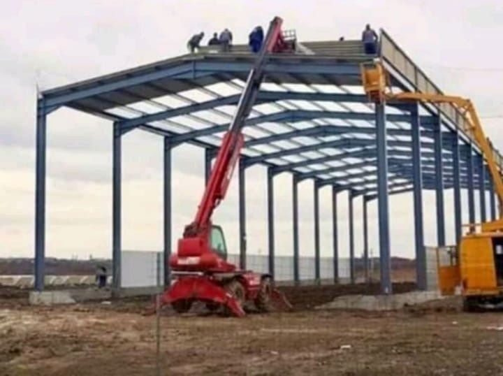 Vând hală metalică de pe stoc 8 m lățime cu 25 lungime cu tot cu montaj la super preț fac și alte mărimi
