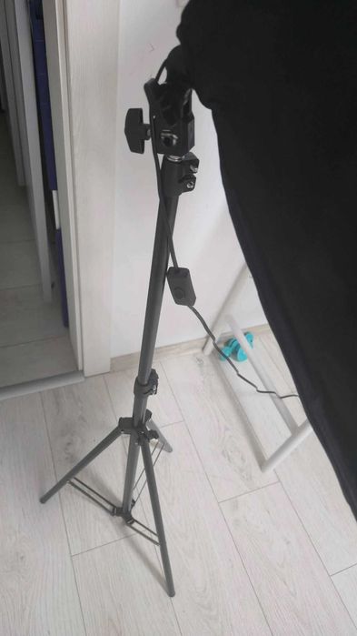 Lampă cu lumină led si trepied