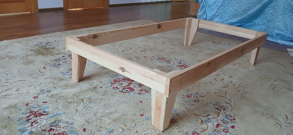 Агаштан исленген столдын каркасы узынлыгы 1.50.ени 80см.