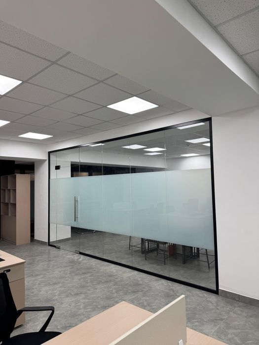 Стеклянный перегородки и витражи