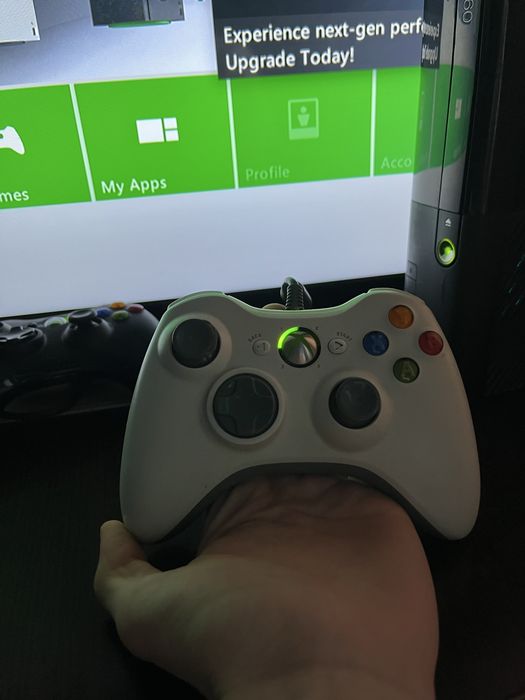 Xbox 360 E + 2 Controllere + Cabluri