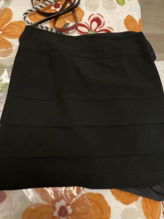 Прекрасна къса черна пола размер 38