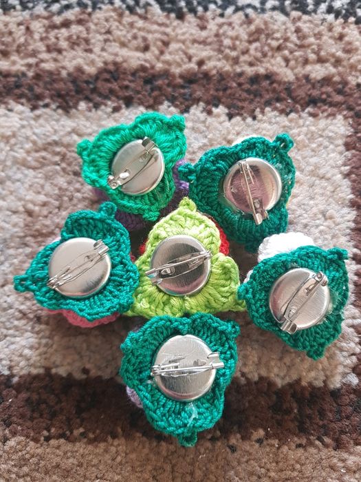 Broșe - mini trandafiri croșetați