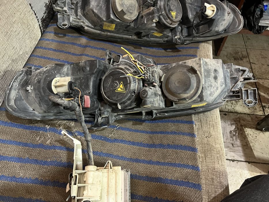 Продам фары оригинал ксенон.