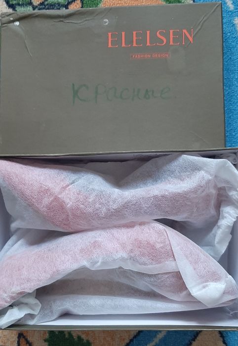 Туфли женские, красные и чёрные.