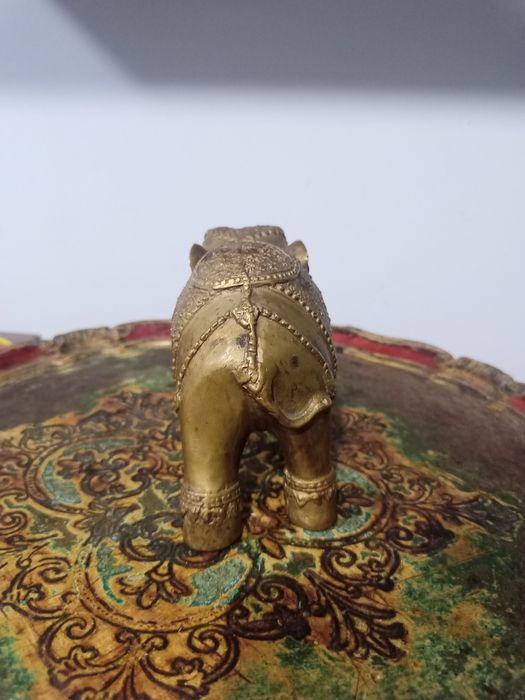 Масивна Месингова Статуетка „Церемониален Слон“ – 1 кг Късмет и Стил