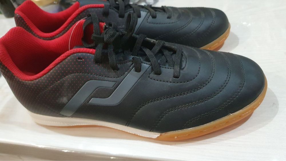 Швециядан олиб келинган футбол уйнаш учун кулай оригинал бутсы сотила