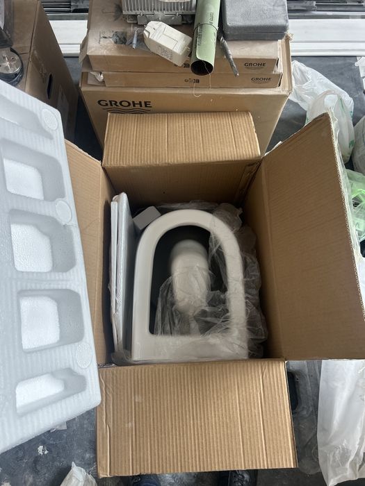 Продаем 2 подвесных унитаза со смывом торнадо