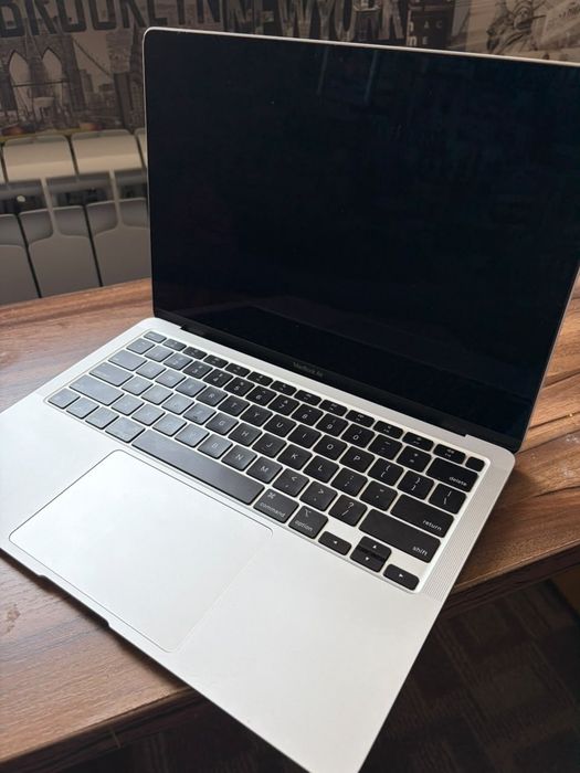 Продам MacBook Air M1 (2020)