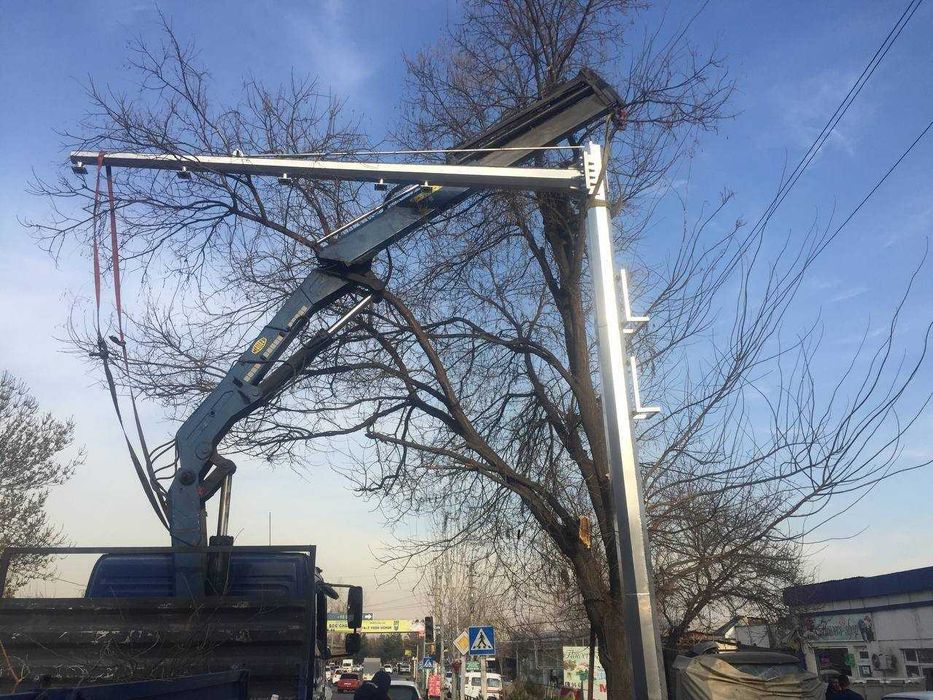 Радар қутби оғир вазнли саккиз бурчакли таянчга қурилган металл констр