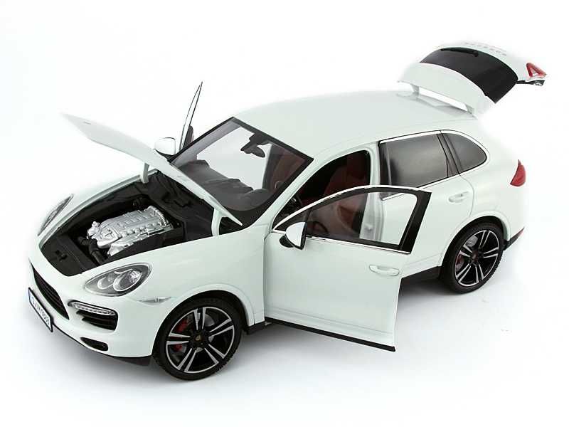 1:18 Porsche Cayenne turbo S white.