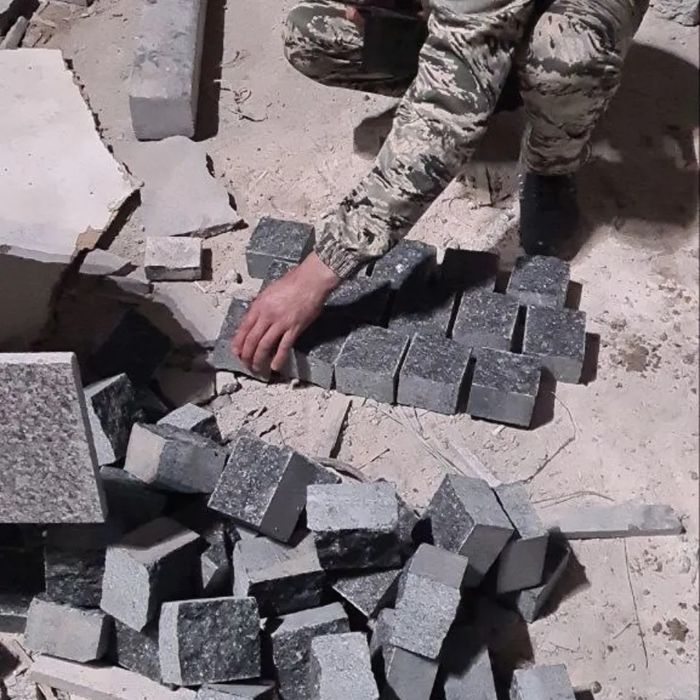 Горный рваный камень