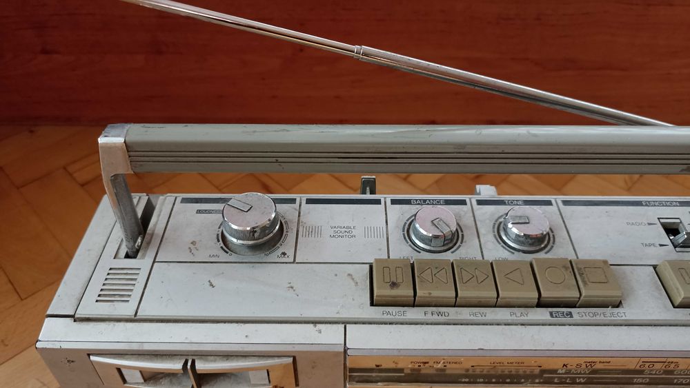 Продавам ретро радиокасетофон Sharp GF-450
