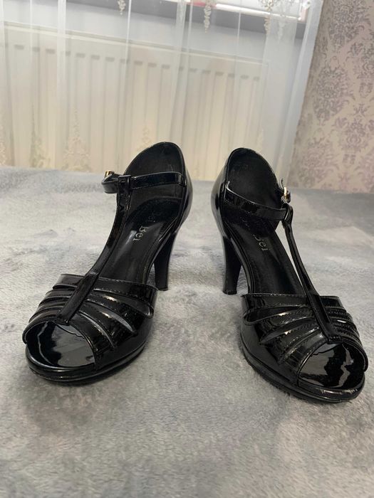 Pantofi dama eleganti pe culoarea negru lucios