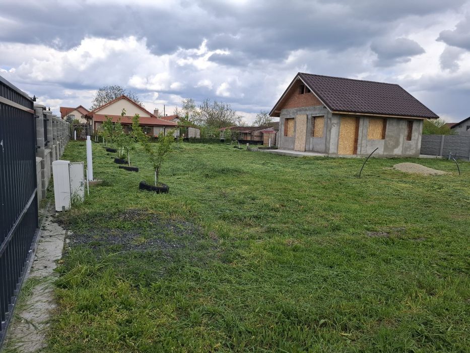 Vand  teren ingradit pentru casa 703 mp