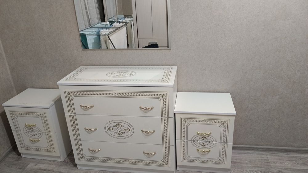 Продам комод и  две тумбочки.