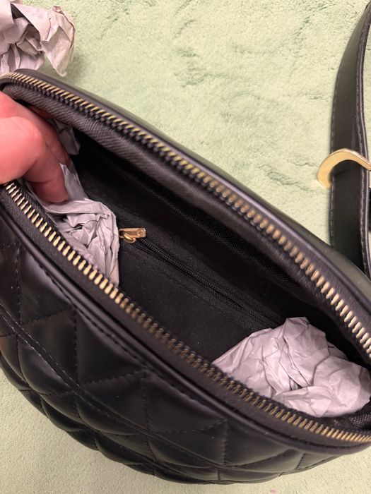 Черна кожена чанта/паласка през рамо с златни елементи