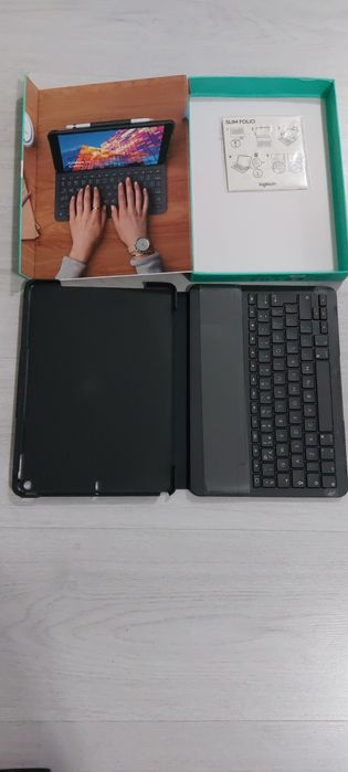 Калъф с клавиатура Logitech Slim Folio за iPad Air (3-то поколение)