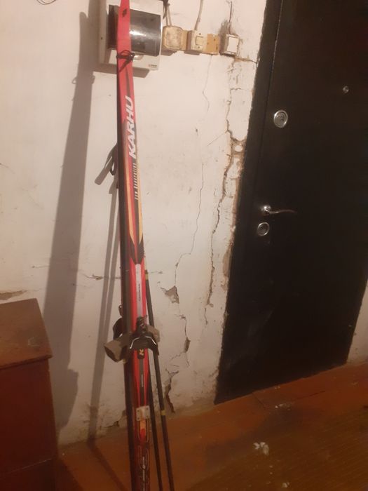 Продам лыжи лежат без надобности